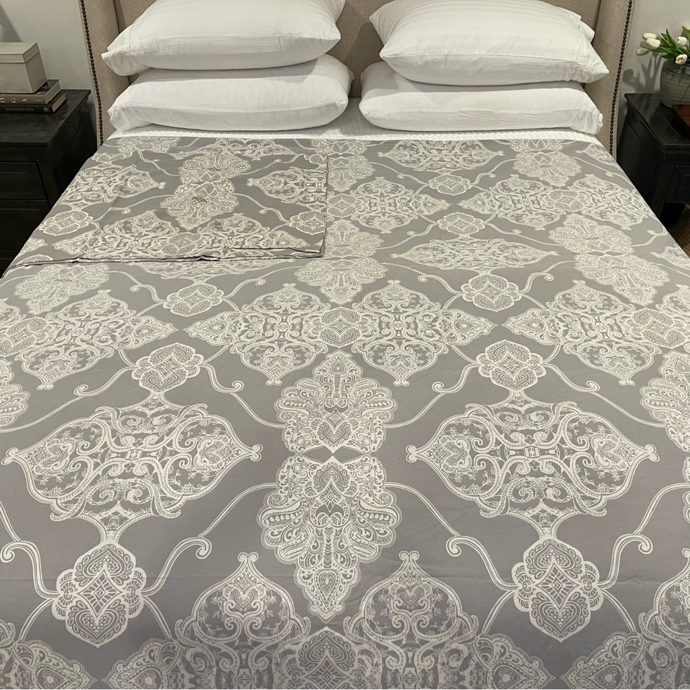 Pottery Barn Full/Queen Duvet Cover with (2) Standard Shams